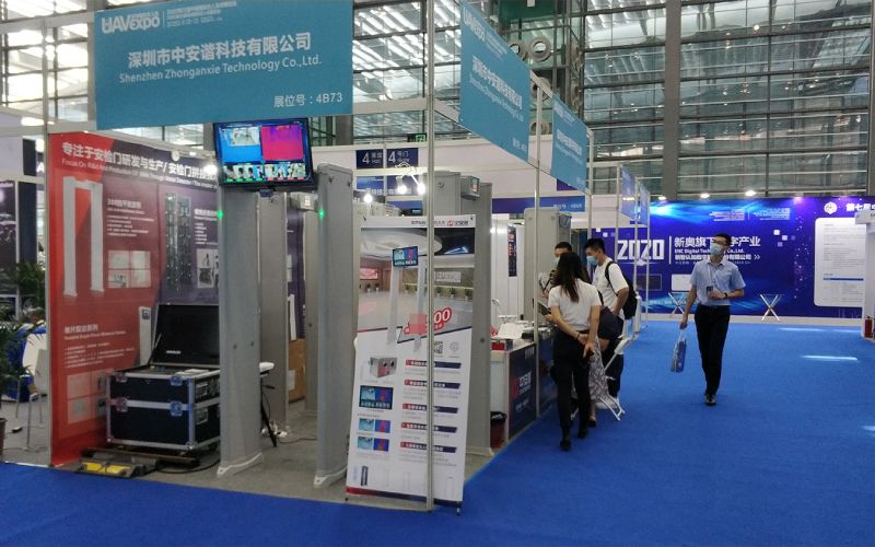 customer visit the zhonganxie's booth